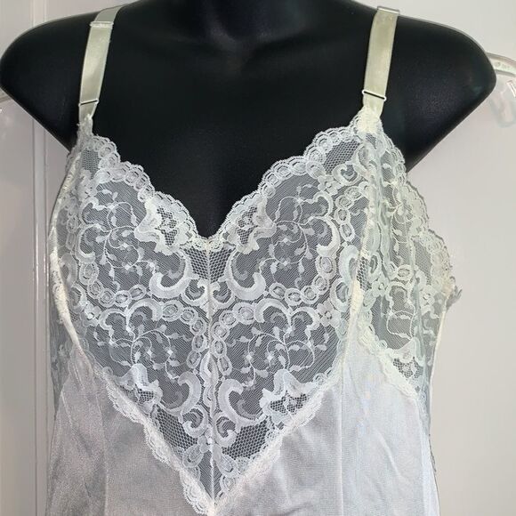 Vtg Vanity Fair creamy white lace front full slip - Picture 2 of 11